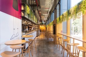 מתחם מזון בבנין משרדים ומגורים